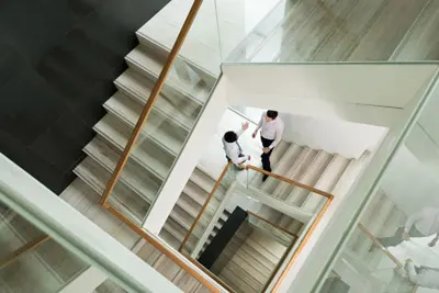 kontorsarbetare som står i en välstädad trappuppgång